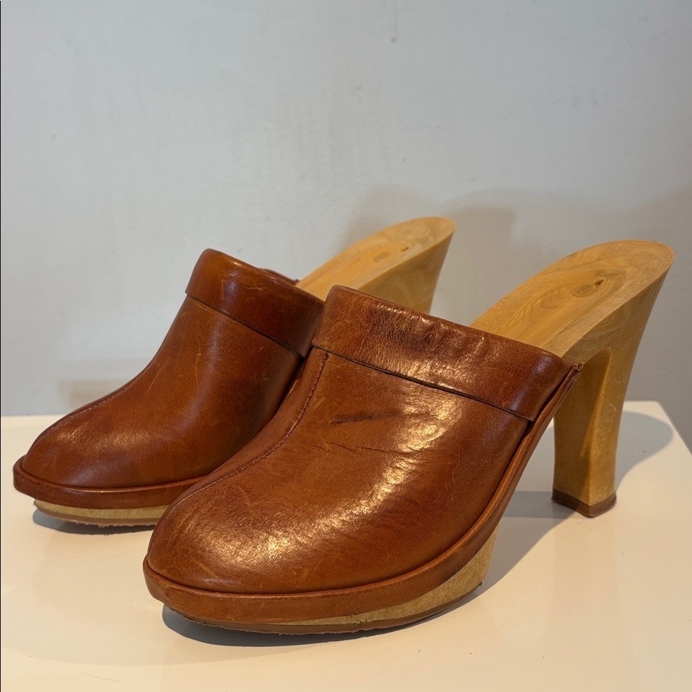 Vintage Women's Brown Leather heeled Clogs size 6